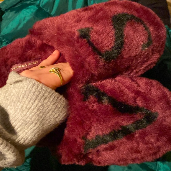 VICTORIA SECRET SLIPPERSSS!                                  NEVER WORN BEFORE - Picture 3 of 4